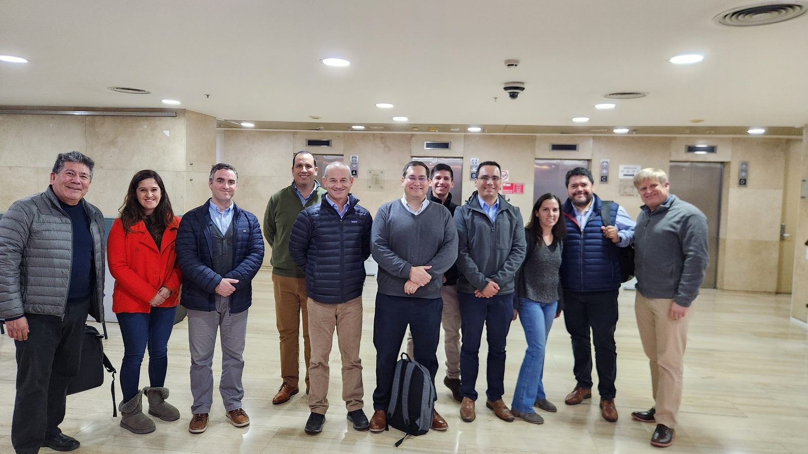 Integrantes del Lean Construction Institute Chile reunidos en el hall de un edificio en Santiago.